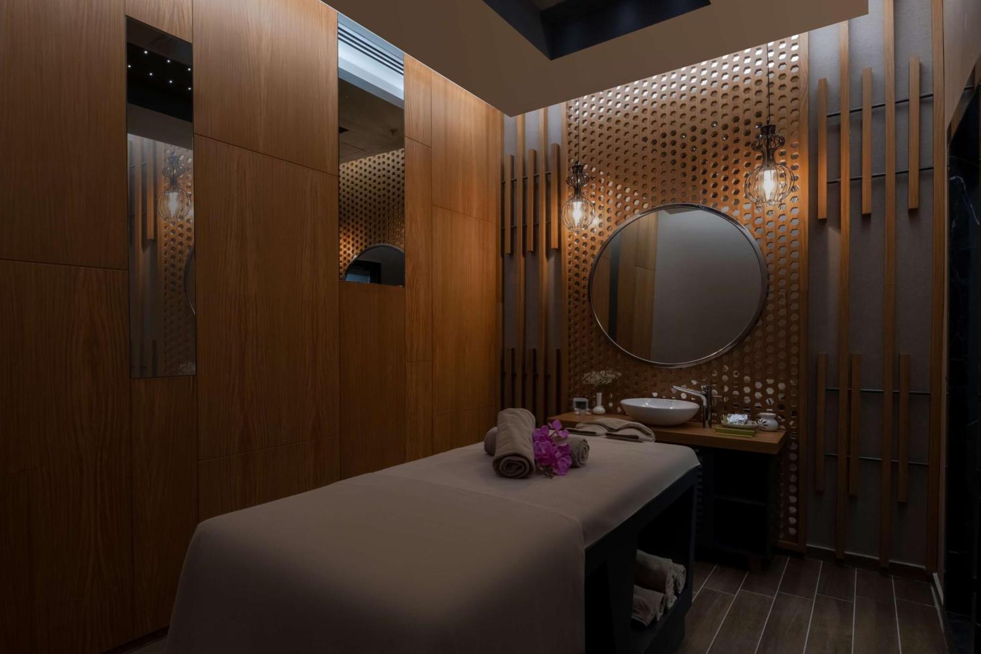 Doubletree By Hilton Manisa Hotel ภายนอก รูปภาพ