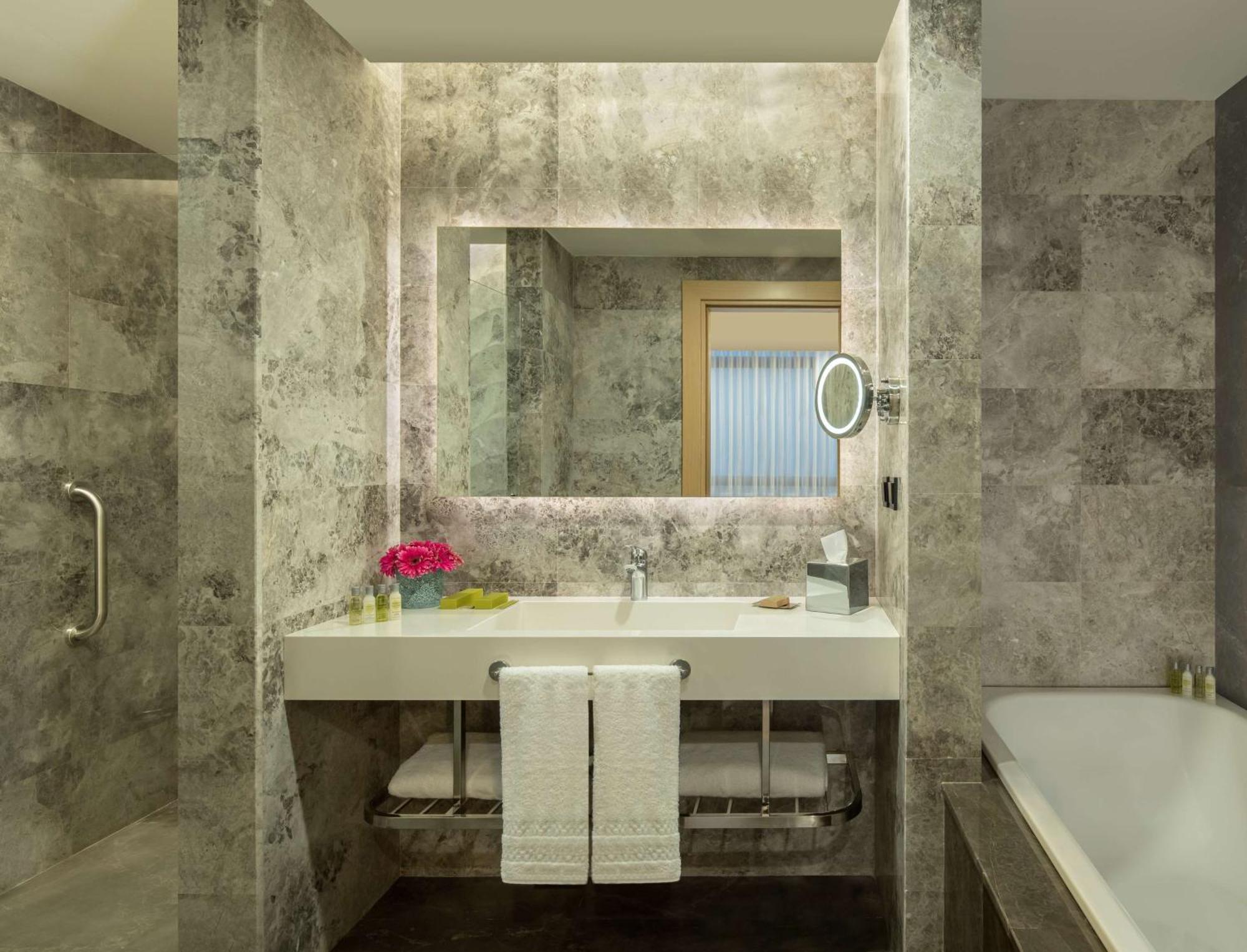 Doubletree By Hilton Manisa Hotel ภายนอก รูปภาพ