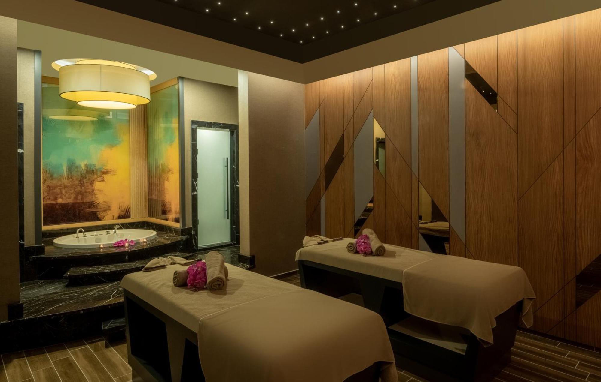 Doubletree By Hilton Manisa Hotel ภายนอก รูปภาพ