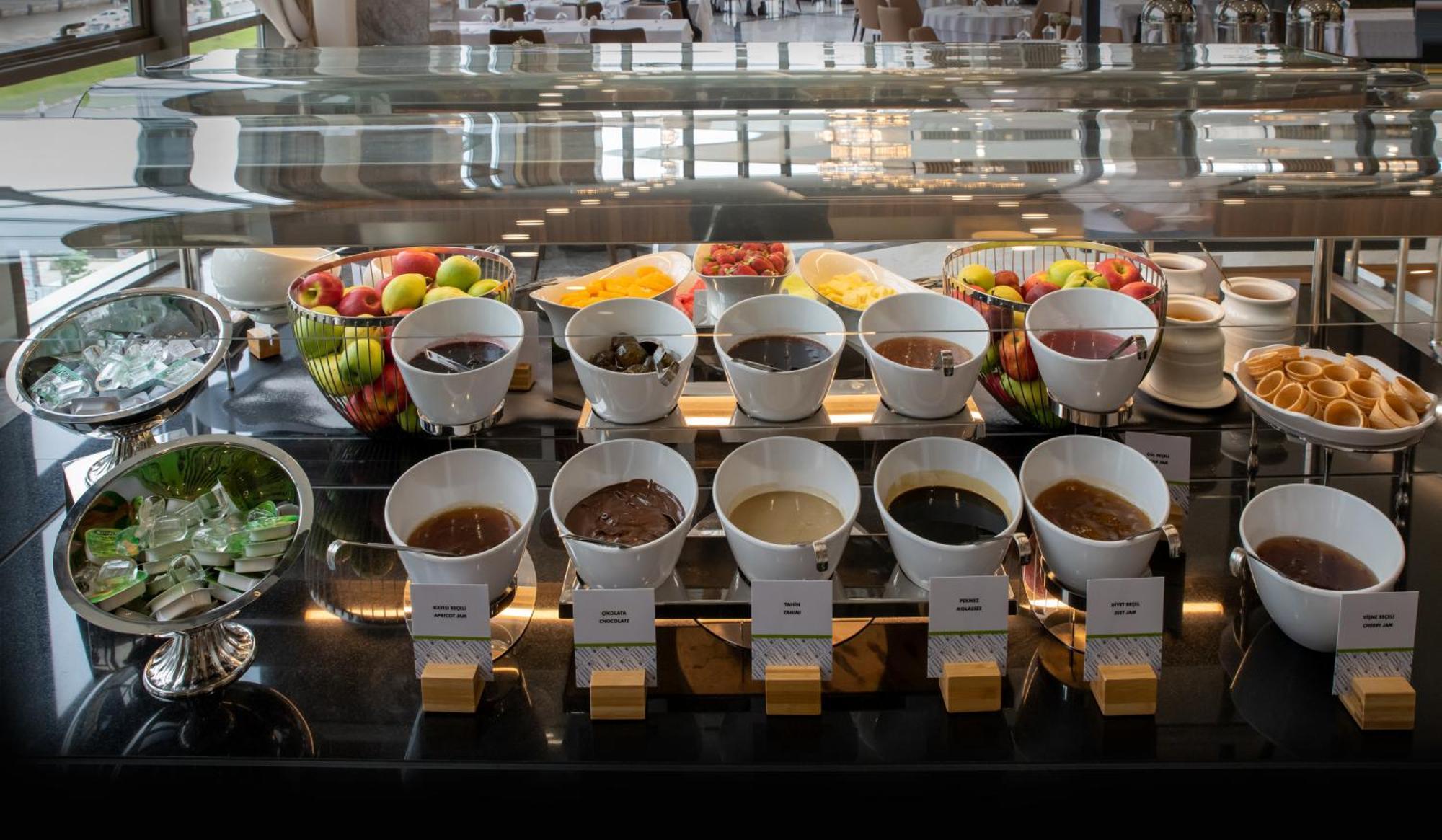 Doubletree By Hilton Manisa Hotel ภายนอก รูปภาพ