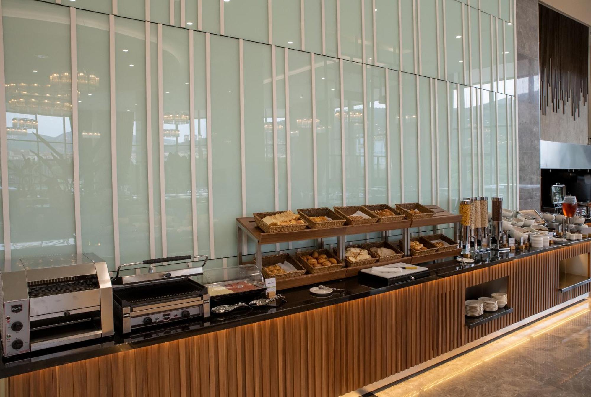 Doubletree By Hilton Manisa Hotel ภายนอก รูปภาพ